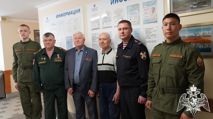 В Саратове сотрудники Росгвардии, ветераны войск правопорядка и воспитанники «Гвардейской смены» приняли участие в памятном мероприятии