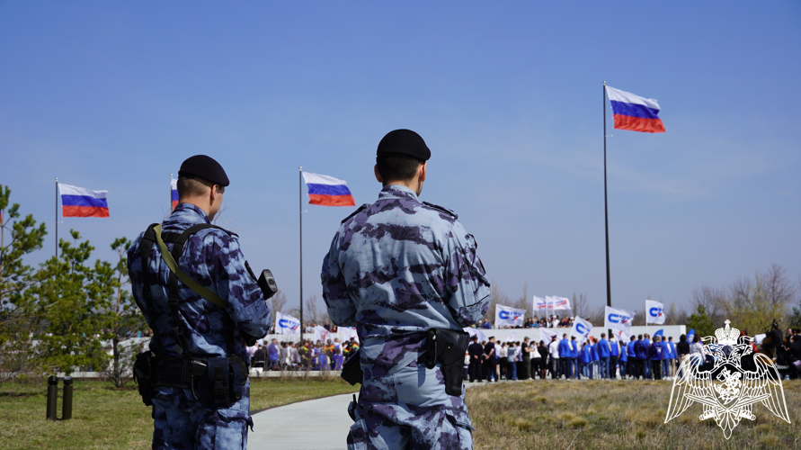 В Саратовской области сотрудники Росгвардии обеспечили охрану общественного порядка во время празднования дня космонавтики 