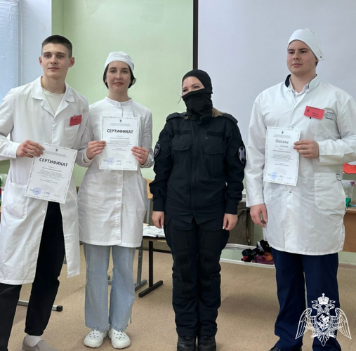 Росгвардейцы провели для студентов-медиков акцию «Знакомство с профессией» в Саратове
