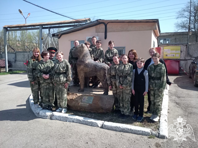 В Саратове сотрудники СОБР «Волкодав» провели экскурсию для воспитанников «Гвардейской смены»