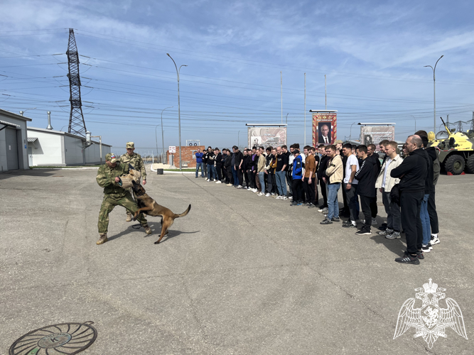 В Саратовской области военнослужащие Росгвардии провели день открытых дверей для школьников