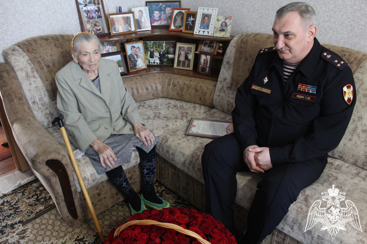 Директор Росгвардии генерал армии Виктор Золотов поздравил со 100-летием легендарную фронтовую регулировщицу Марию Лиманскую