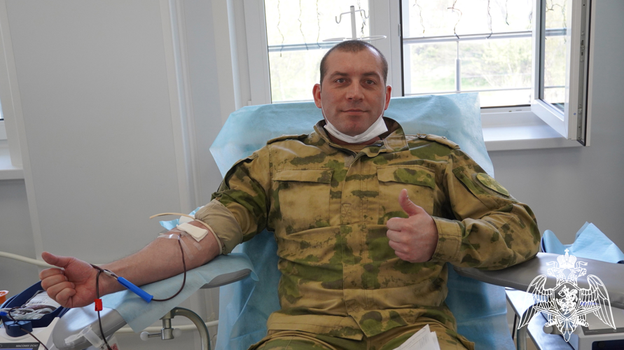 В Саратове военнослужащие и сотрудники Росгвардии приняли участие в   донорской акции «От сердца к сердцу»