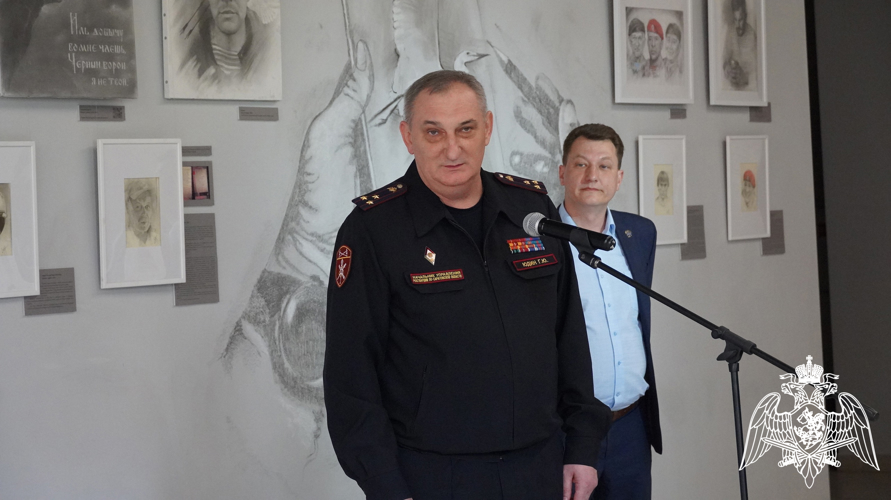 В Саратове открылась выставка графических работ «Альбом между сердцем и плитником» сотрудника Росгвардии 