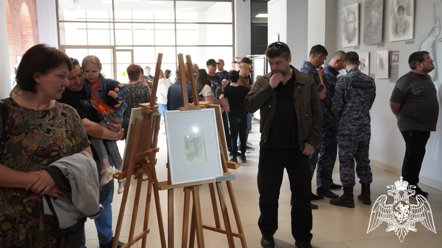 В Саратове открылась выставка графических работ «Альбом между сердцем и плитником» сотрудника Росгвардии 