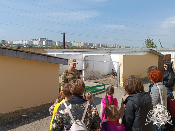 В Саратове военнослужащие  кинологического центра провели день открытых дверей для детей
