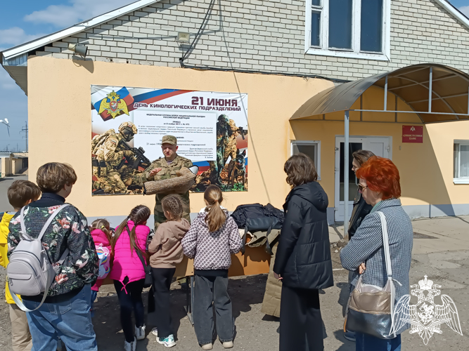 В Саратове военнослужащие  кинологического центра провели день открытых дверей для детей