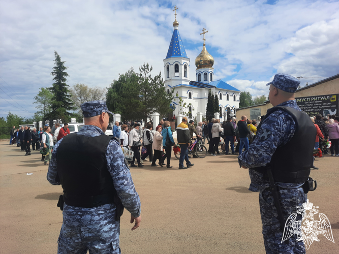 В Саратовской области сотрудники Росгвардии обеспечили охрану общественного порядка в Радоницу