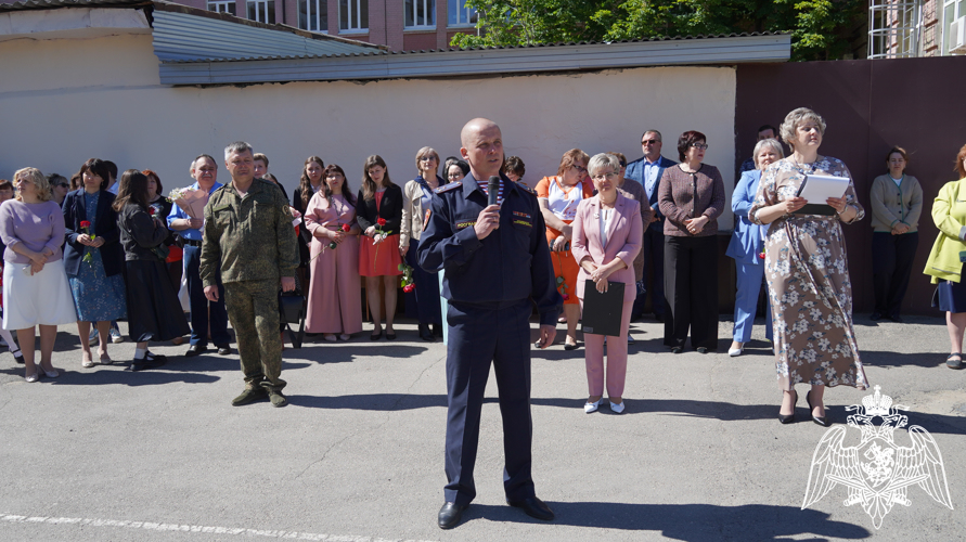 В Саратове росгвардейцы поздравили выпускников на «Последнем звонке»