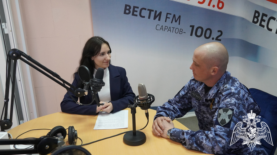 В Саратове сотрудники Росгвардии поздравили работников региональных радиостанций с Днём радио 