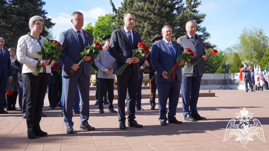 В Саратове руководство территориального Управления Росгвардии приняло участие в церемонии возложения цветов к мемориалу «Воину-освободителю» на Воскресенском кладбище