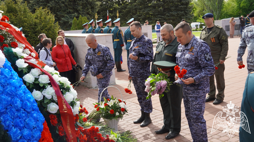 В Саратове руководство территориального Управления Росгвардии приняло участие в церемонии возложения цветов к мемориалу «Воину-освободителю» на Воскресенском кладбище