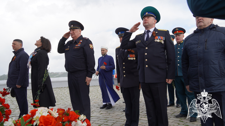 В Саратове руководство территориального Управления приняло участие в церемонии возложении цветов к Вечному огню в парке Победы
