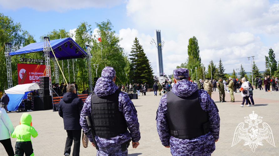 В Саратовской области сотрудники Росгвардии обеспечили охрану общественного порядка во время празднования Дня Победы 