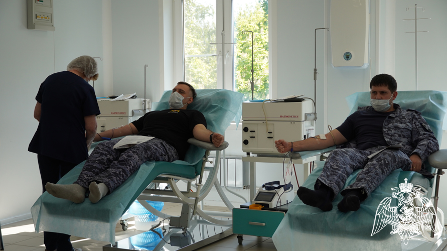 В Саратове сотрудники Росгвардии поддержали ведомственную акцию «От сердца к сердцу»