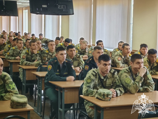 Сотрудник ОМОН провел лекцию для курсантов военного института Росгвардии