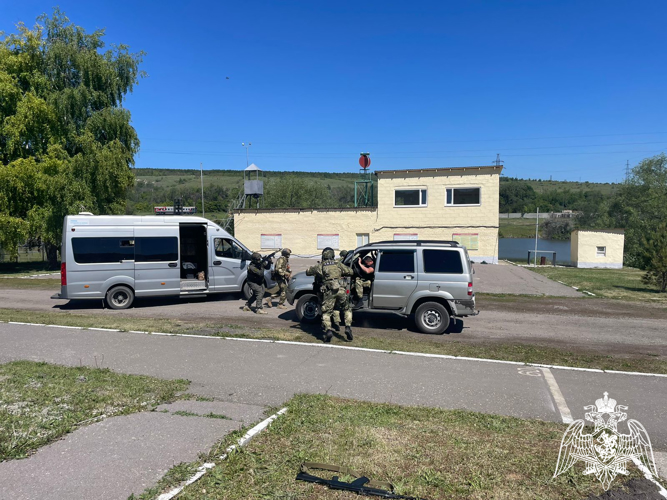 В Саратове сотрудники Росгвардии провели показное занятие для детей подшефных классов