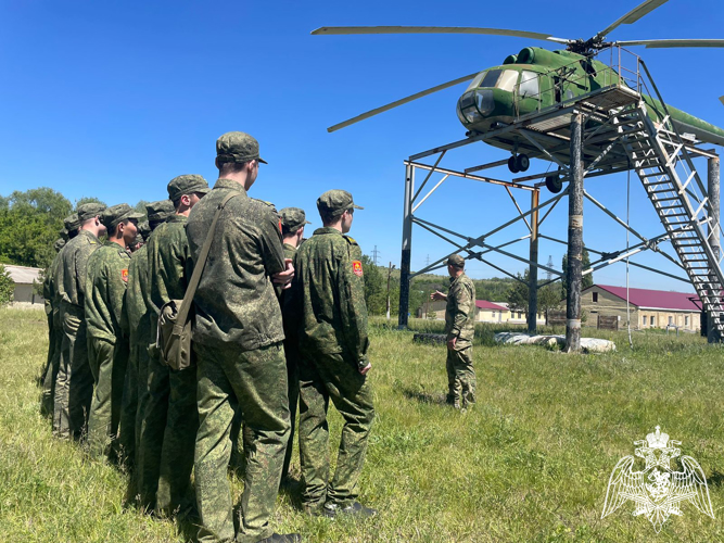 В Саратове сотрудники Росгвардии провели показное занятие для детей подшефных классов