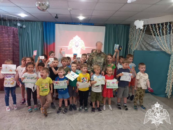 В Саратове в День защиты детей сотрудники Росгвардии провели акцию «Дорогою добра»