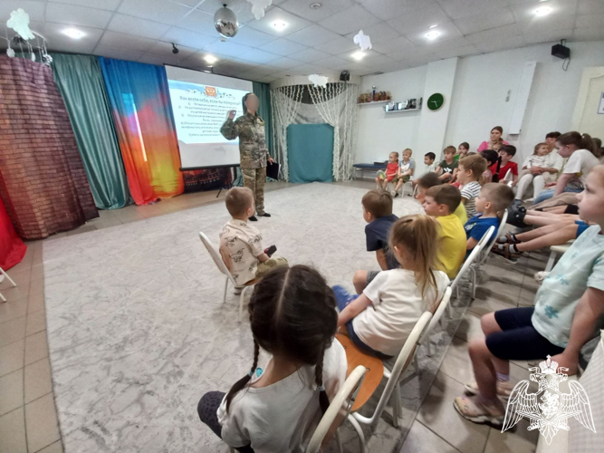 В Саратове в День защиты детей сотрудники Росгвардии провели акцию «Дорогою добра»