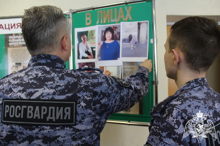 В Саратове росгвардейцы провели выставку фоторабот «Мама, ты целый мир»