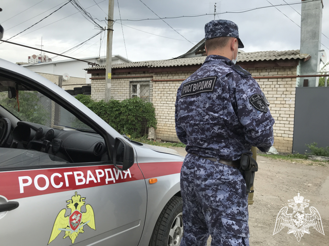 В Саратовской области росгвардейцы помогли вернуться домой пожилому мужчине, который заблудился на улице