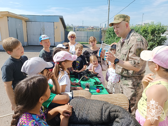 В Саратове военнослужащие кинологического центра приняли участие в акции «Каникулы с Росгвардией» 