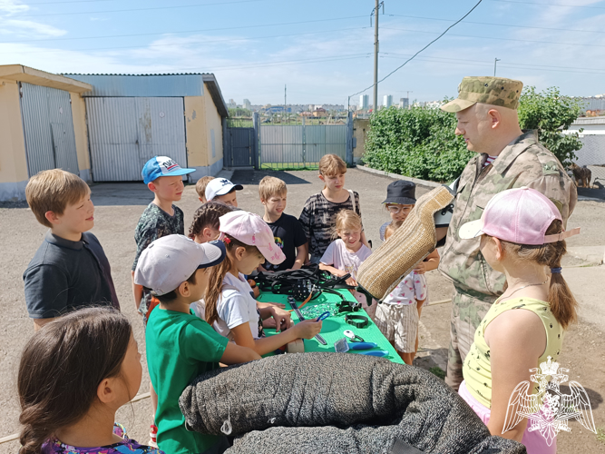 В Саратове военнослужащие кинологического центра приняли участие в акции «Каникулы с Росгвардией» 