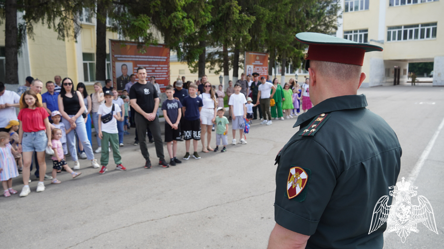 В Саратове военнослужащие Росгвардии устроили праздник для детей