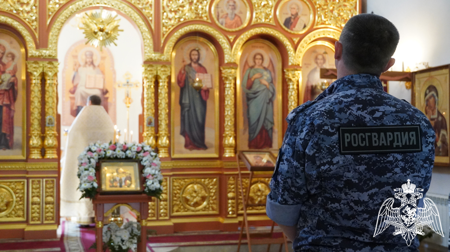 В Саратове в сотрудники Росгвардии приняли участие в церковном богослужении