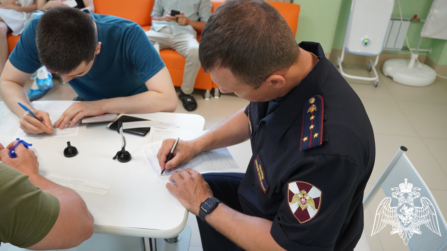 Сотрудники Росгвардии продолжают принимать участие в ведомственной акции «От сердца к сердцу» в Саратове