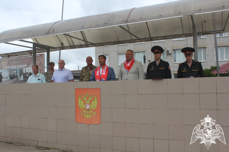 В Саратовской области военнослужащим Росгвардии вручили священное церковное знамя 