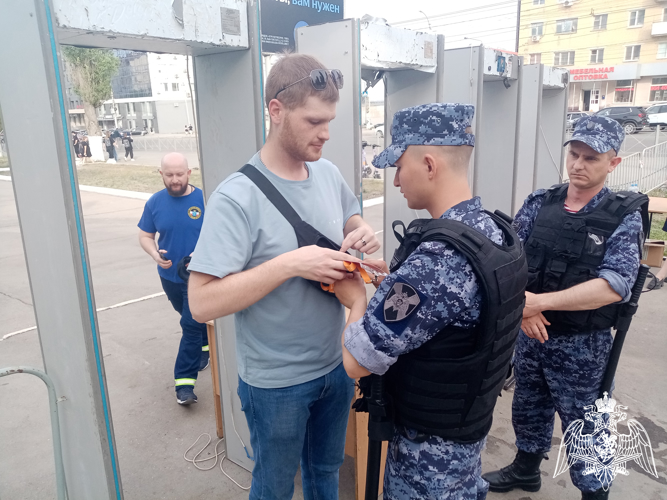 Сотрудники Росгвардии обеспечили охрану общественного порядка во время проведения Всероссийского фестиваля «Студвесна» в Саратове