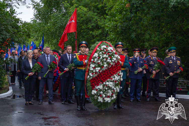 В Саратове руководство территориального Управления Росгвардии приняло участие в церемонии возложения цветов к мемориалу «Воину-освободителю» на Воскресенском кладбище