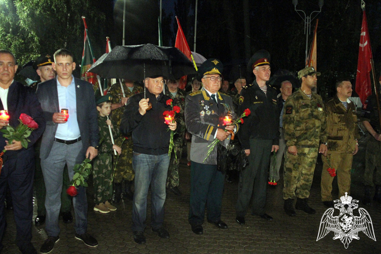 В Саратове военнослужащие, сотрудники и ветераны Росгвардии приняли участие во Всероссийской акции «Свеча памяти»