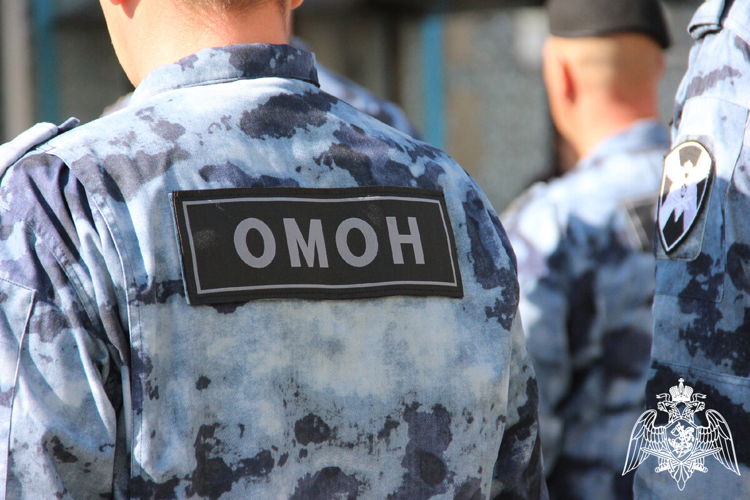 В Саратове при силовой поддержке бойцов ОМОН Росгвардии задержаны подозреваемые в организации незаконной миграции