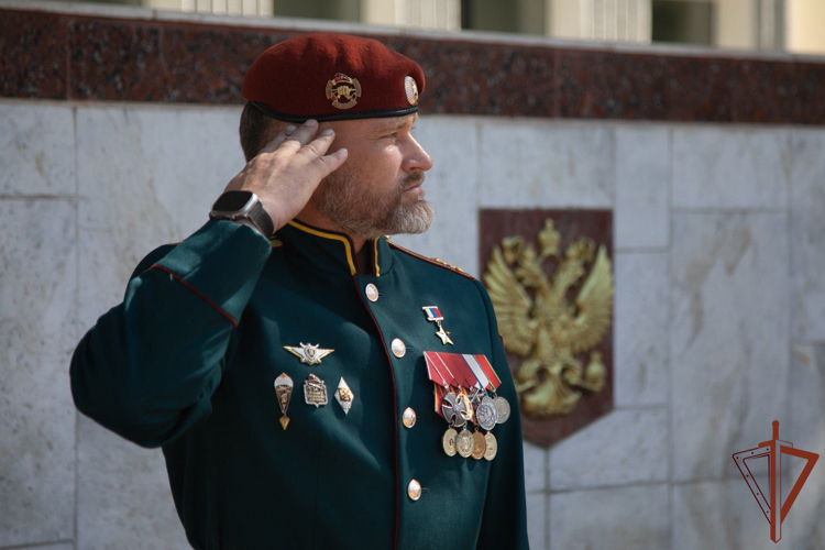 Начальник Саратовского военного института Росгвардии Герой России полковник Александр Белоглазов представлен личному составу