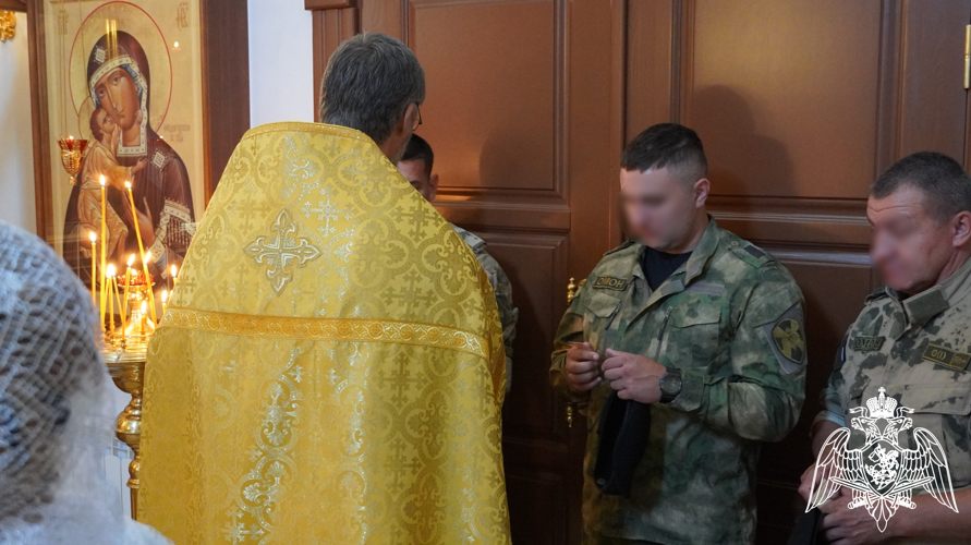 В Саратове в День Крещения Руси военнослужащие и сотрудники Росгвардии  приняли участие в богослужении, посвященном небесному покровителю войск национальной гвардии РФ – святому князю Владимиру