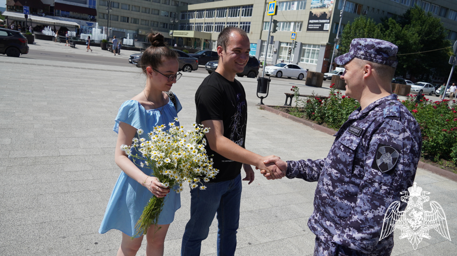 Сотрудники Росгвардии поздравили жителей Саратова с «Днем семьи, любви и верности»