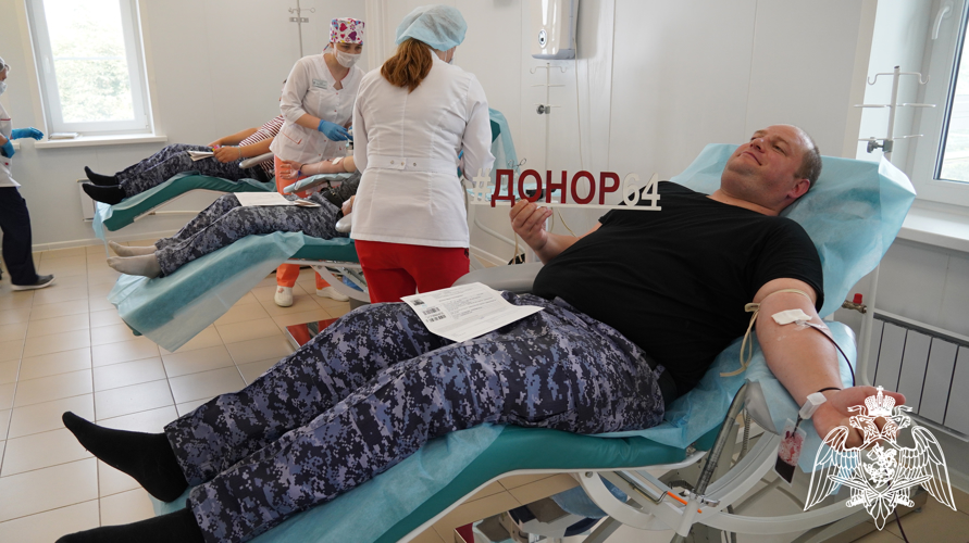 В Саратове сотрудники Росгвардии поддержали ведомственную акцию «От сердца к сердцу»