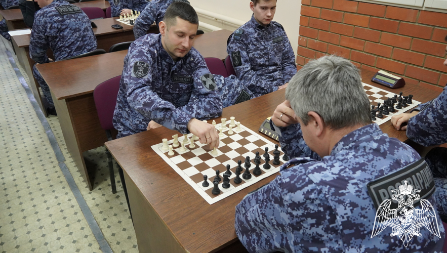 В международный день шахмат сотрудники Росгвардии провели товарищеский турнир в Саратове
