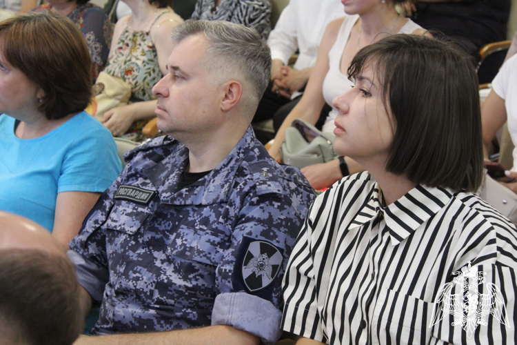 В Саратове военнослужащие и сотрудники Росгвардии приняли участие в форуме «Современные семейные ценности» 
