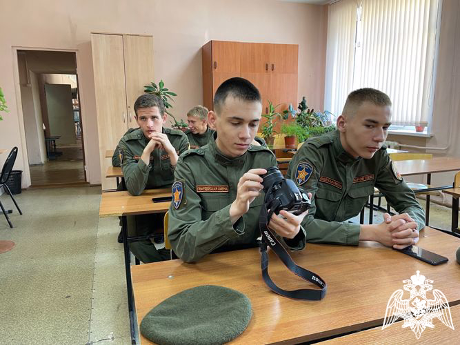 В Саратове фотографы Росгвардии отмечают профессиональный праздник