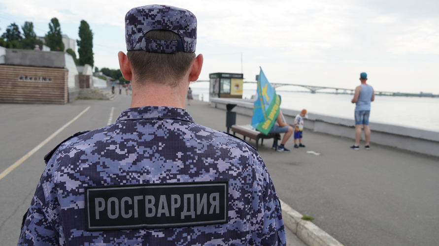 Саратовские сотрудники Росгвардии обеспечили охрану общественного порядка во время празднования дня ВДВ РФ