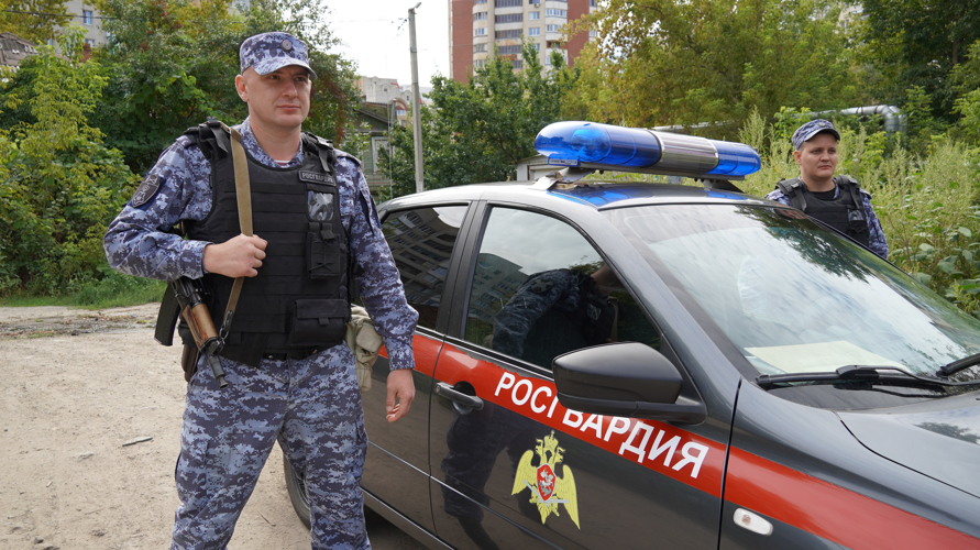 В Саратове сотрудники Росгвардии помогли водителю потушить загоревшийся автомобиль