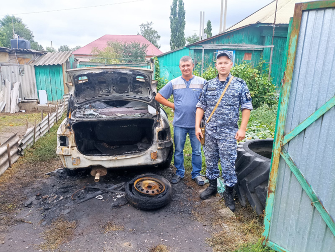 Росгвардейцы эвакуировали мужчину из горящего автомобиля Саратовской области