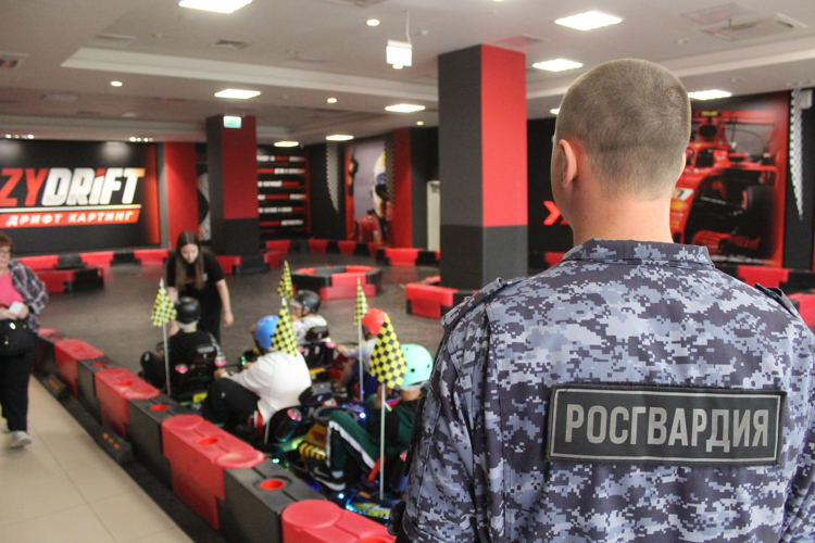 Всероссийская ведомственная акция "Каникулы с Росгвардией" продолжается в Саратове