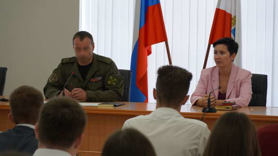 В Саратове сотрудники Росгвардии провели урок мужества для студентов юридической академии