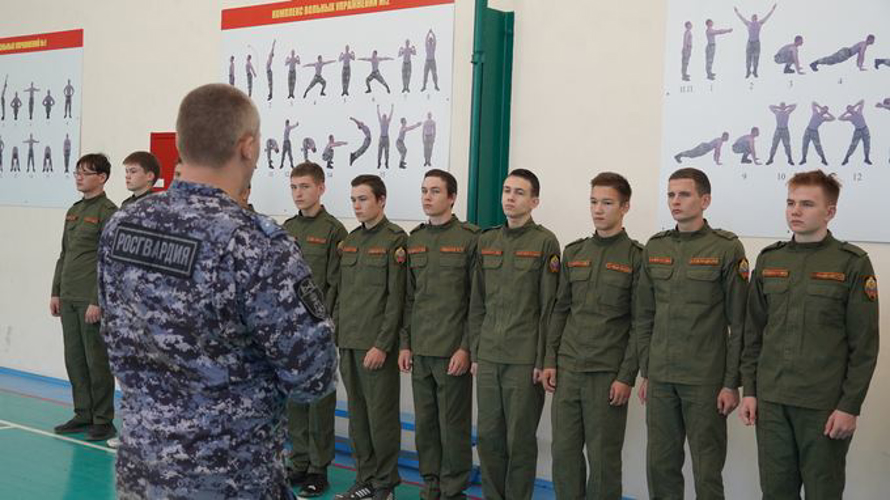 Сотрудники Росгвардии по Саратовской области провели занятия по физической подготовке для воспитанников «Гвардейской смены»