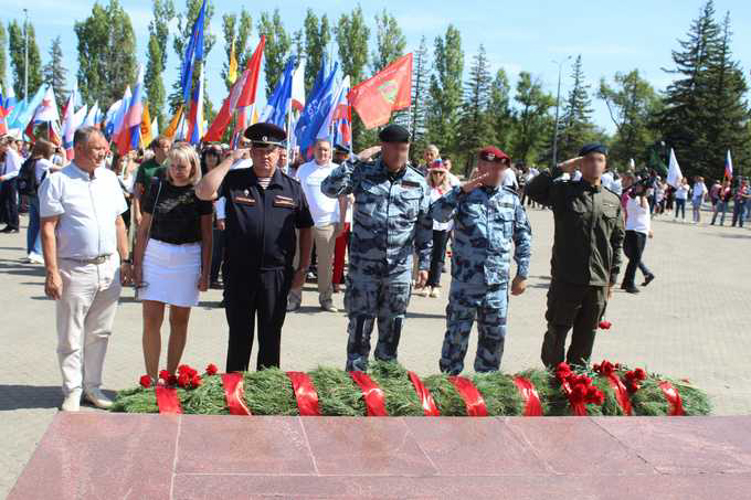 В Саратове в День государственного флага России руководство Управления вневедомственной охраны по Саратовской области приняло участие в торжественной церемонии поднятия флага
